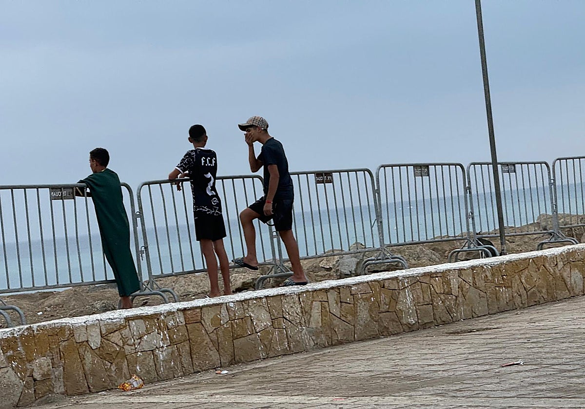 Tres menores en las playas valladas en Castillejos el año pasado durante la crisis migratoria