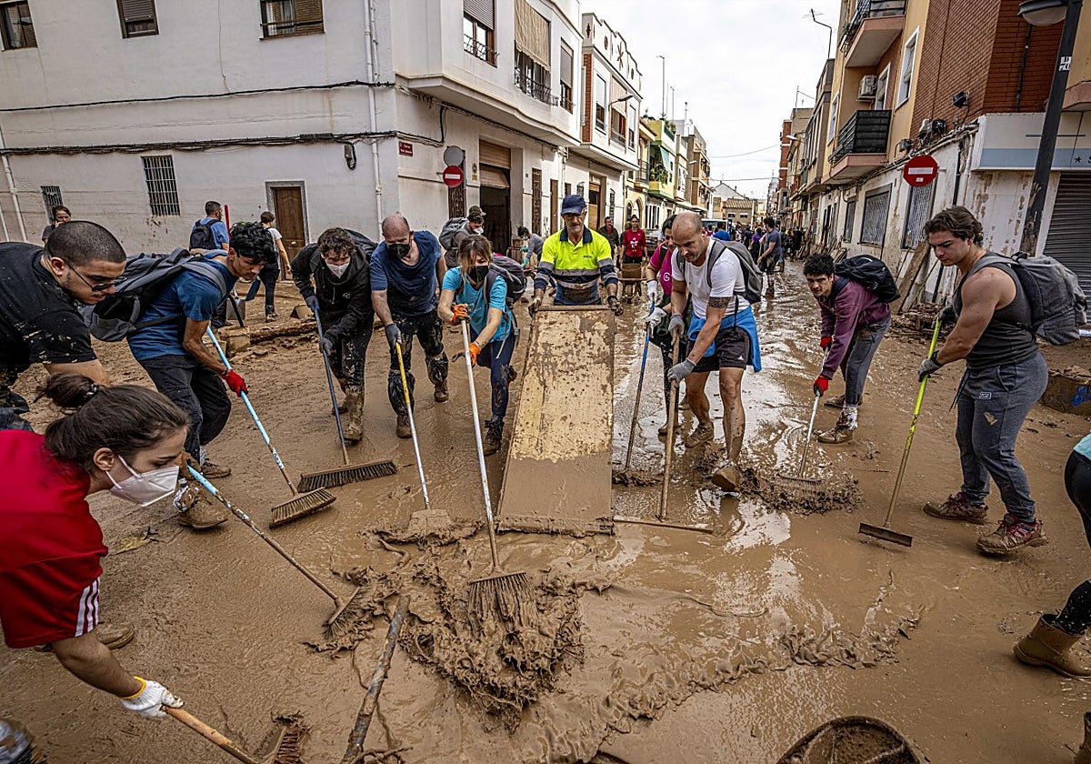 Imagen de voluntarios en Paiporta tras la dana