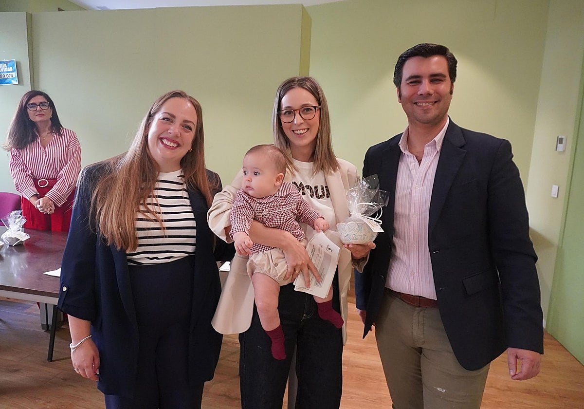 El alcalde de Torrijos, Andrés Martín, y la concejala Marta Flores, con una de las beneficiarias