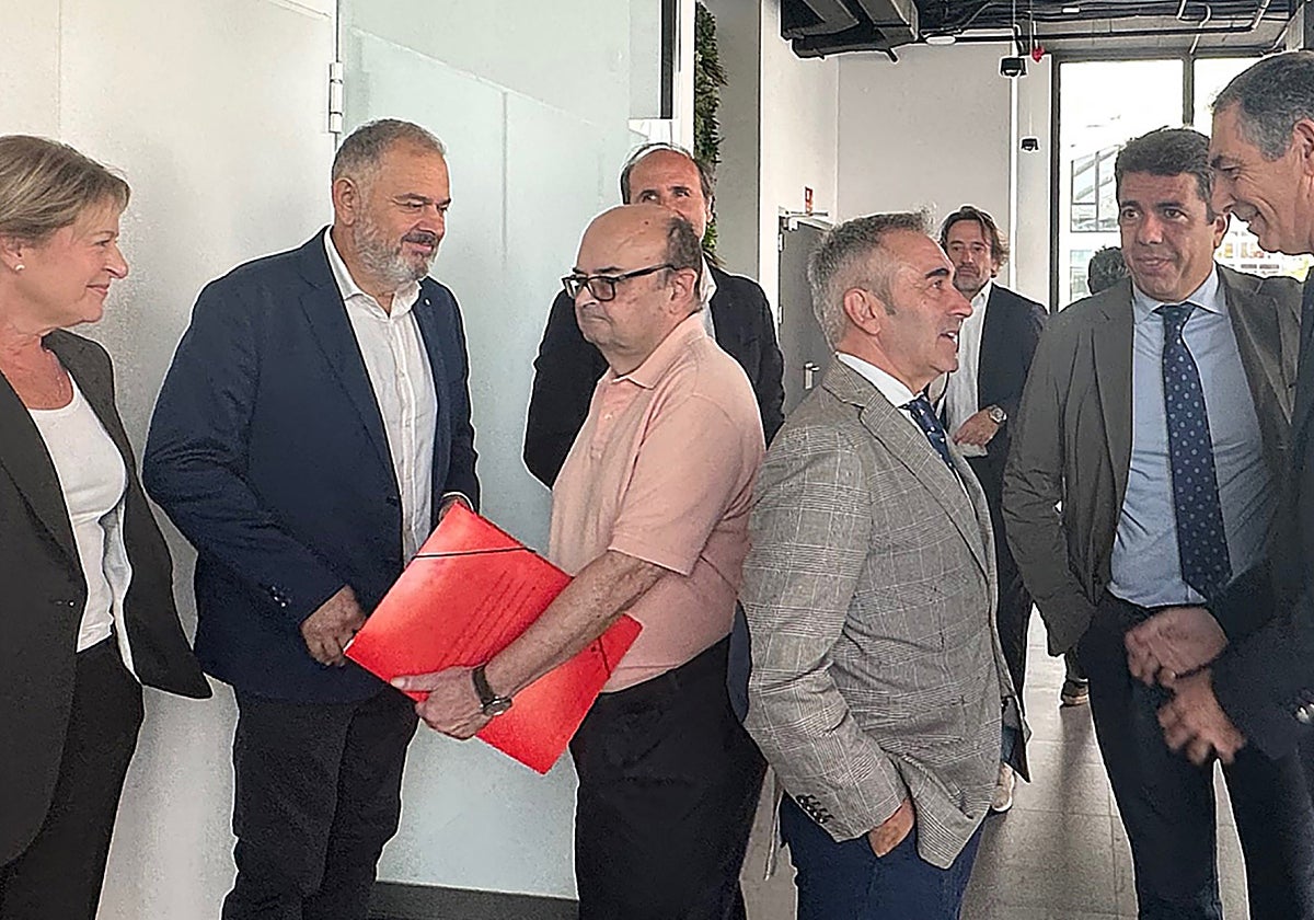 Dirigentes autonómicos y provinciales junto a representantes de los regantes del trasvase Tajo-Segura, este lunes en Alicante