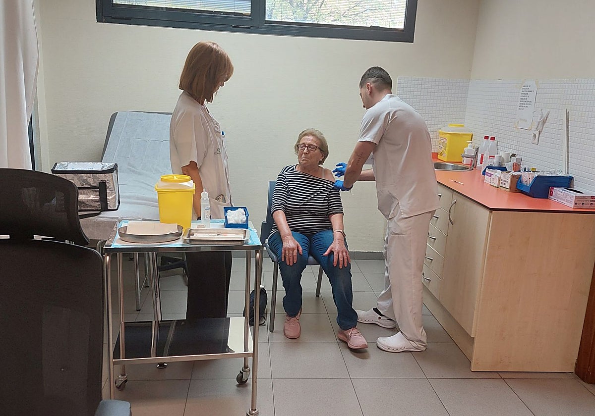 María Juana, de 82 años, una de las primeras en vacunarse en el Centro de Salud de Buenavista (Toledo)