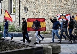 La Ertzaintza abre expediente al promotor de la protesta de Falange en Vitoria por usar «símbolos preconstitucionales»