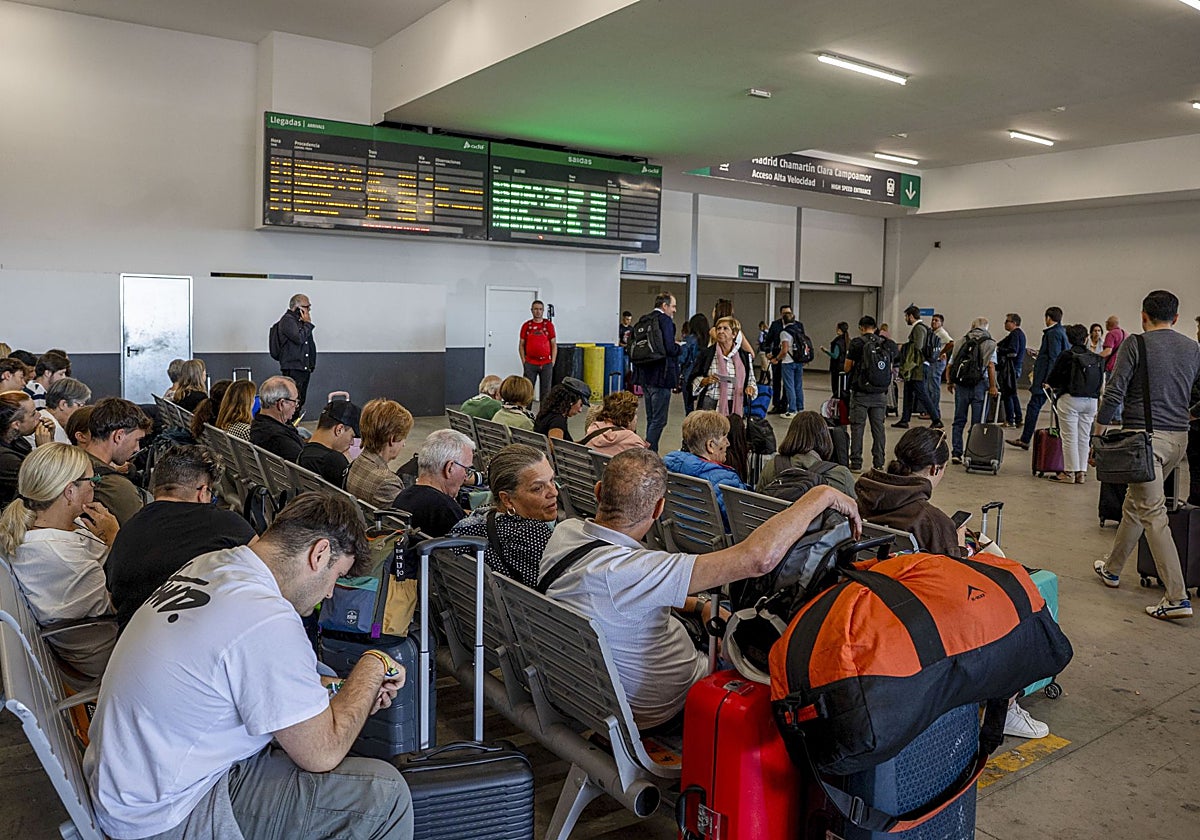 Viajeros en la estación de Chamartín, ayer