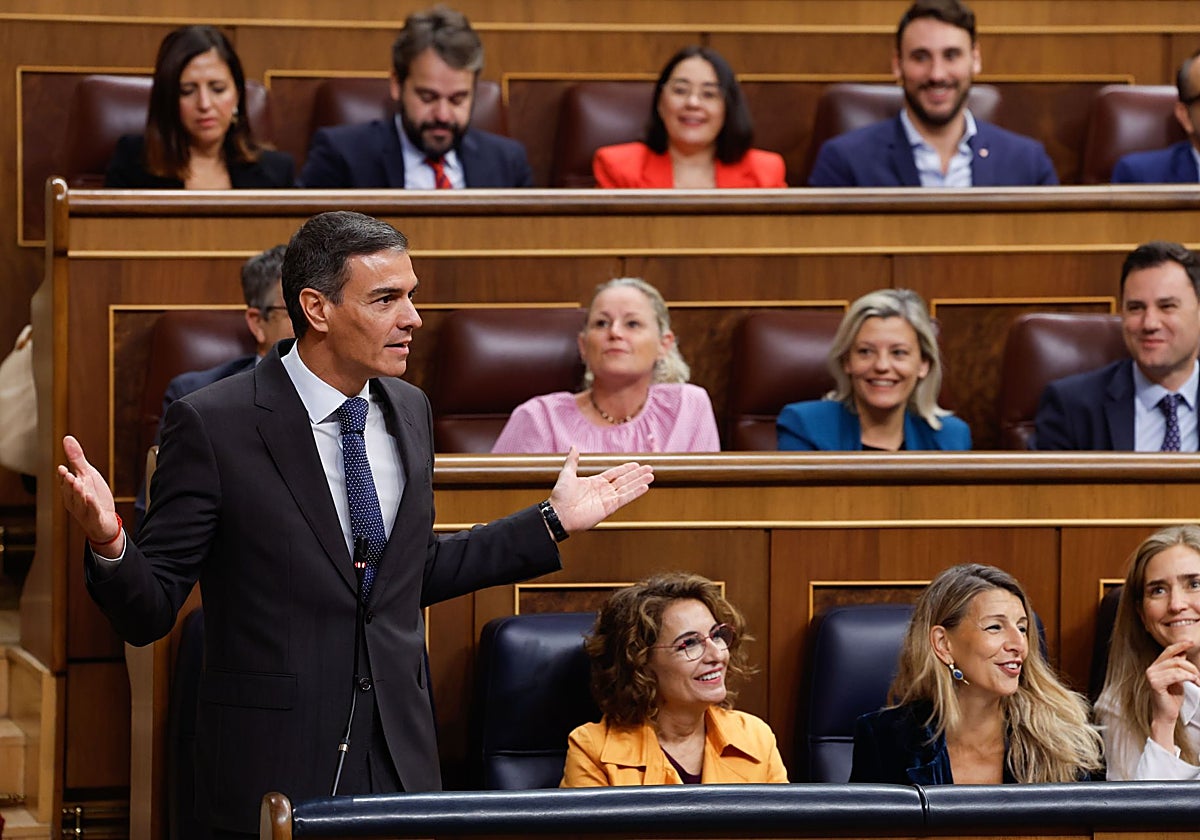 El presidente del Gobierno, Pedro Sánchez, se defiende de las críticas de los líderes de PP y Vox, Alberto Núñez Feijóo y Santiago Abascal