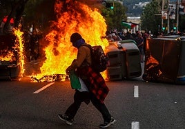 Quince detenidos, once de ellos menores, tras la quema de contenedores y los comercios vandalizados en la marcha propalestina de Barcelona