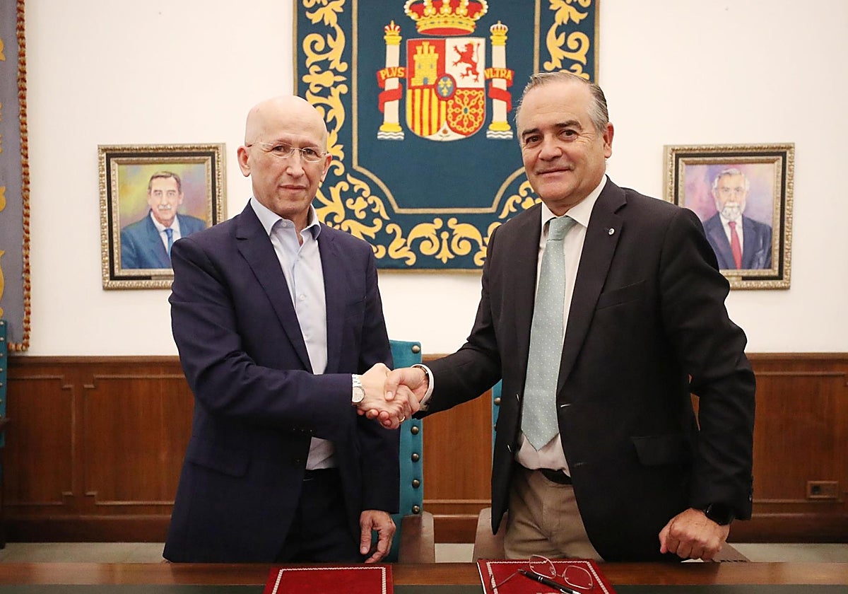 Gregorio y Redondo estrechan la mano tras la firma del contrato de limpieza viaria