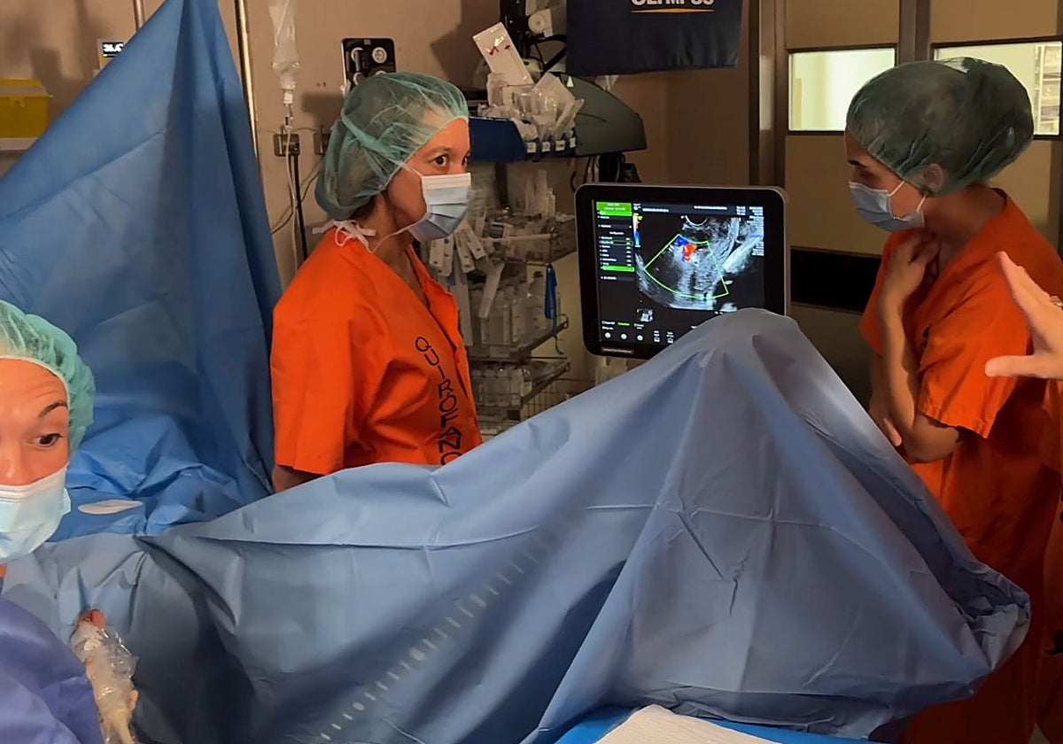 Una mujer es intervenida en un centro hospitalario