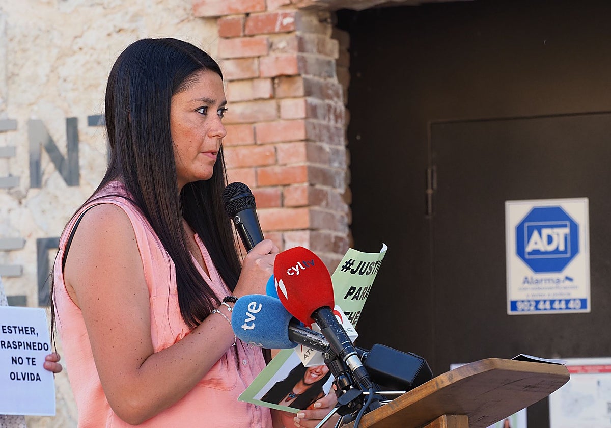 La hermana de Esther López, Inés, durante uno de los homenajes en recuerdo de la fallecida
