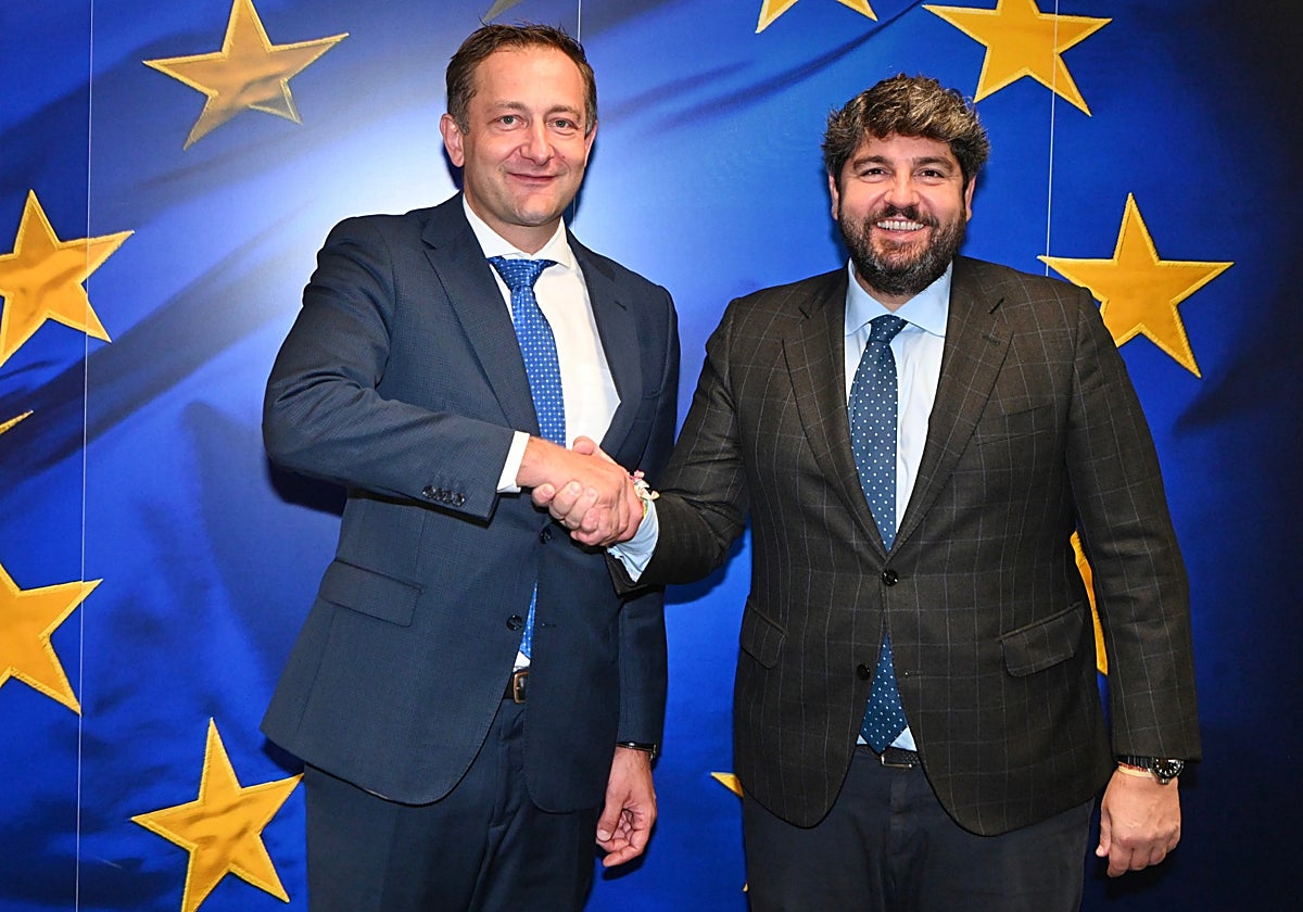 El presidente murciano Fernando López Miras (derecha), saluda al comisario europeo de Agricultura y Alimentación, Christophe Hansen