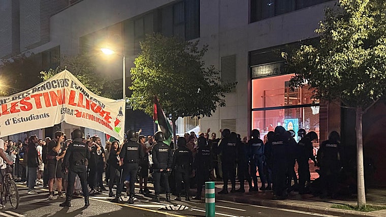 Momento de la detención de un manifestante propalestino frente al Roig Arena