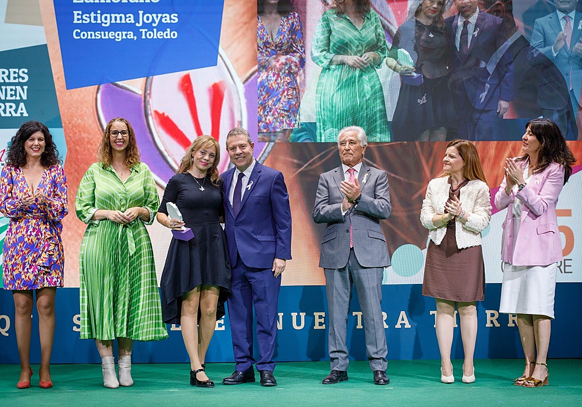 Page, con las mujeres rurales premiadas