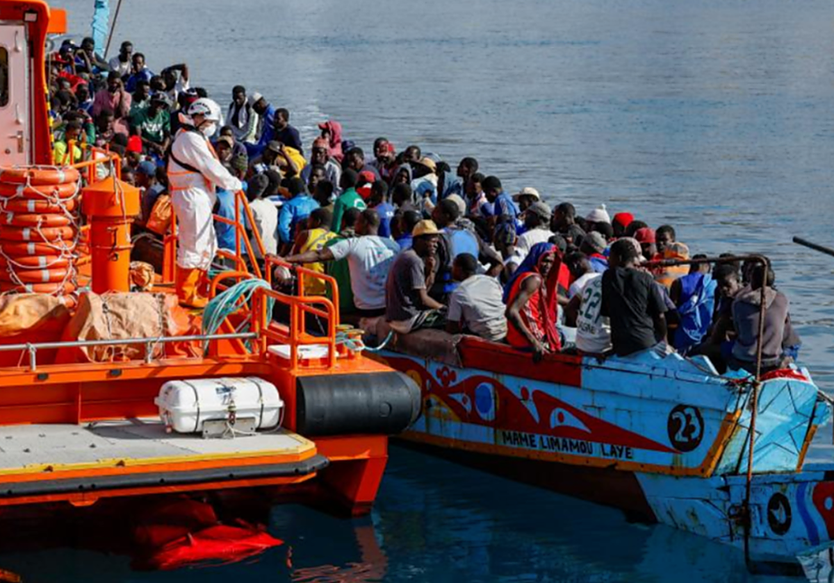 Remolque de un cayuco en el muelle de Arguineguín, Gran Canaria en 2023