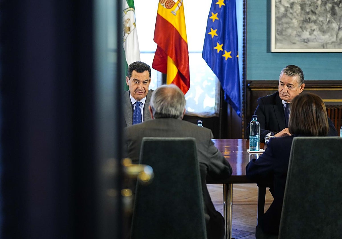 Antonio Sanz (derecha), junto a Juanma Moreno