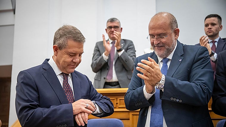 Emiliano García-Page, tras su intervención de 3 horas y 10 minutos, vuelve a su escaño y mira el reloj