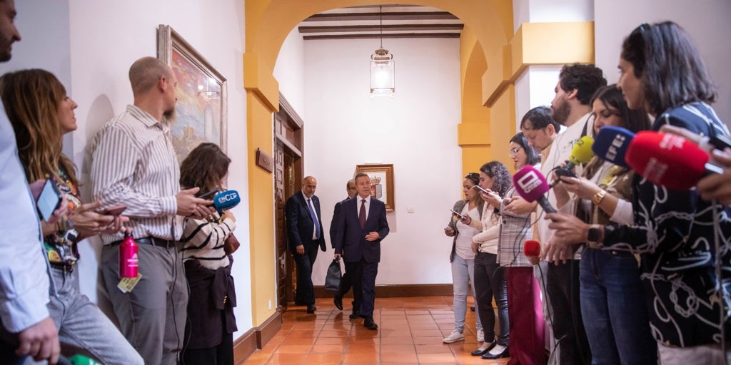 Un debate de gestos, silencios, pasillos y chascarrillos