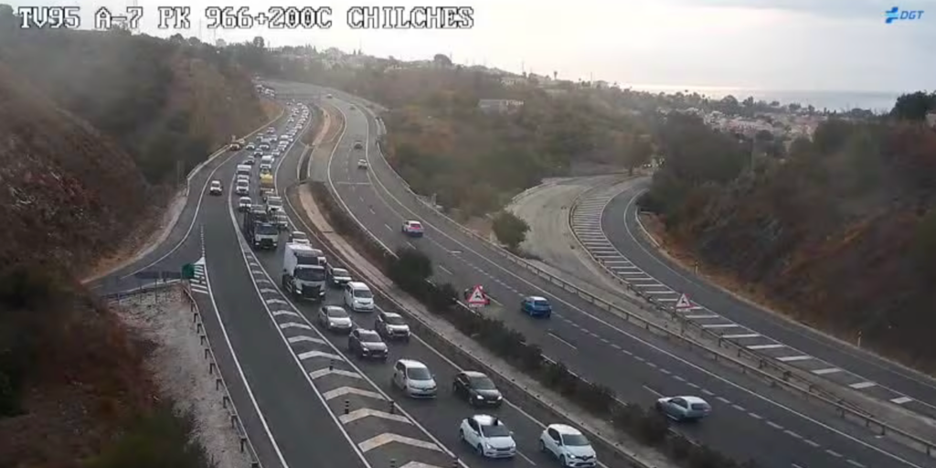 Obras en plena hora punta colapsan la A-7: hasta 90 minutos atrapados camino de Málaga