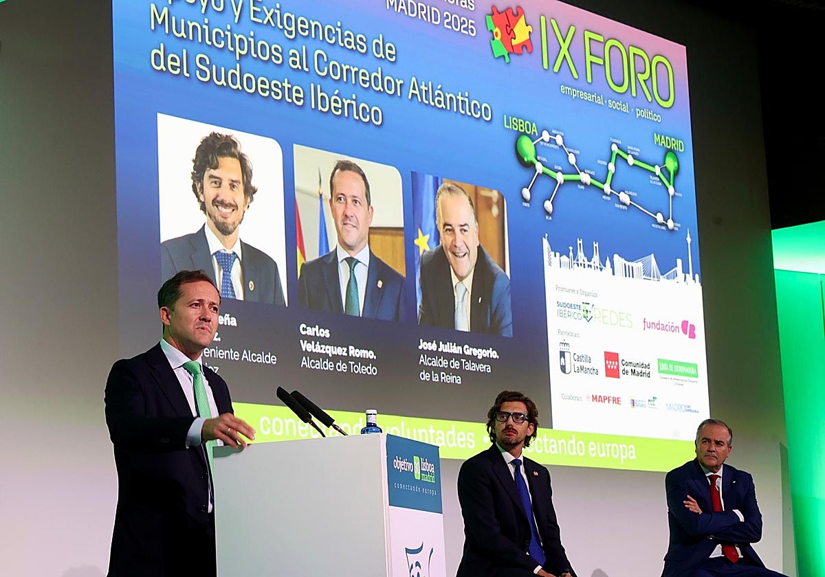 El alcalde de la capital regional, Carlos Velázquez, lamenta la falta de avances en el proyecto y el regidor talaverano, José Julián Gregorio, urge al Ministerio de Transportes a cumplir sus compromisos con el Corredor Sudoeste Ibérico