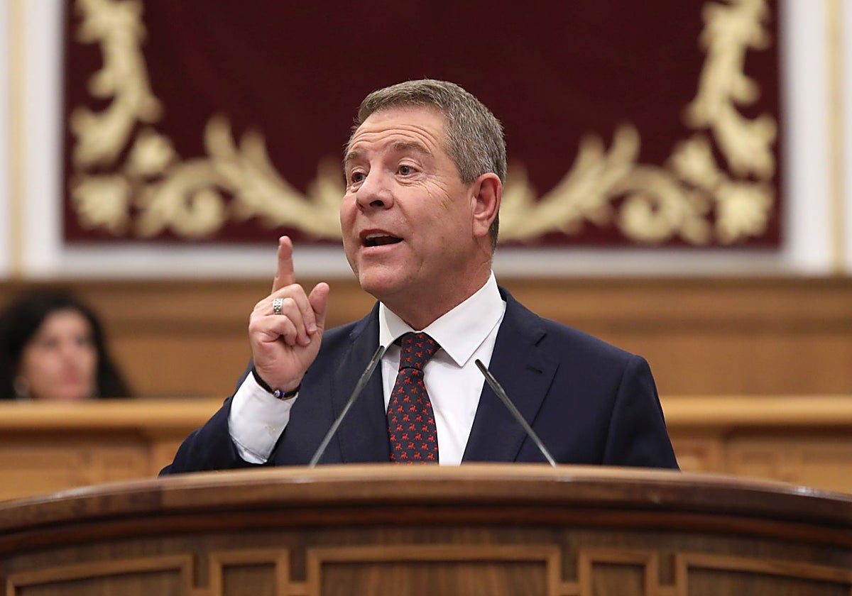El presidente Emiliano García-Page esta tarde en el parlamento respondiendo al PP