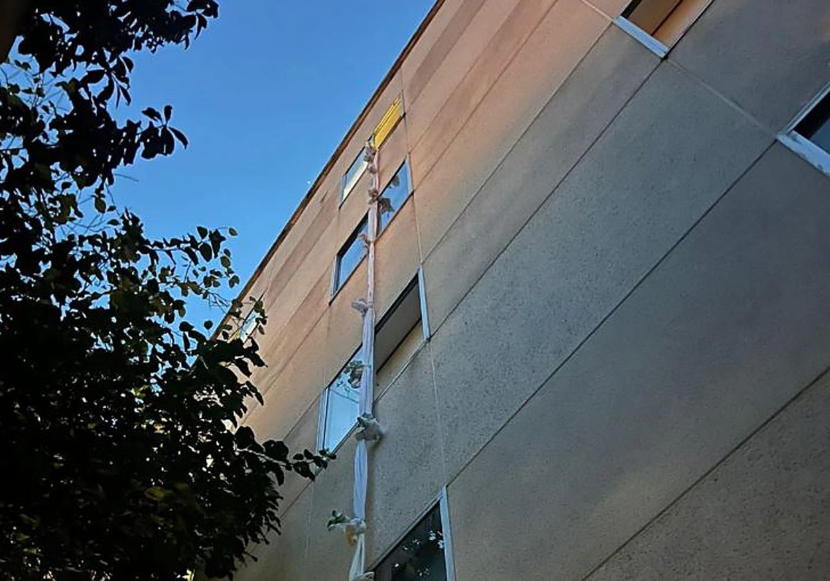 Fachada del Hospital de Jerez con las sábanas atadas