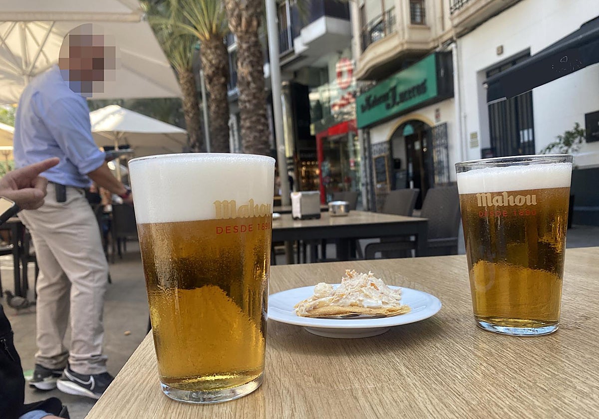 Imagen de archivo de un bar con unas consumiciones servidas