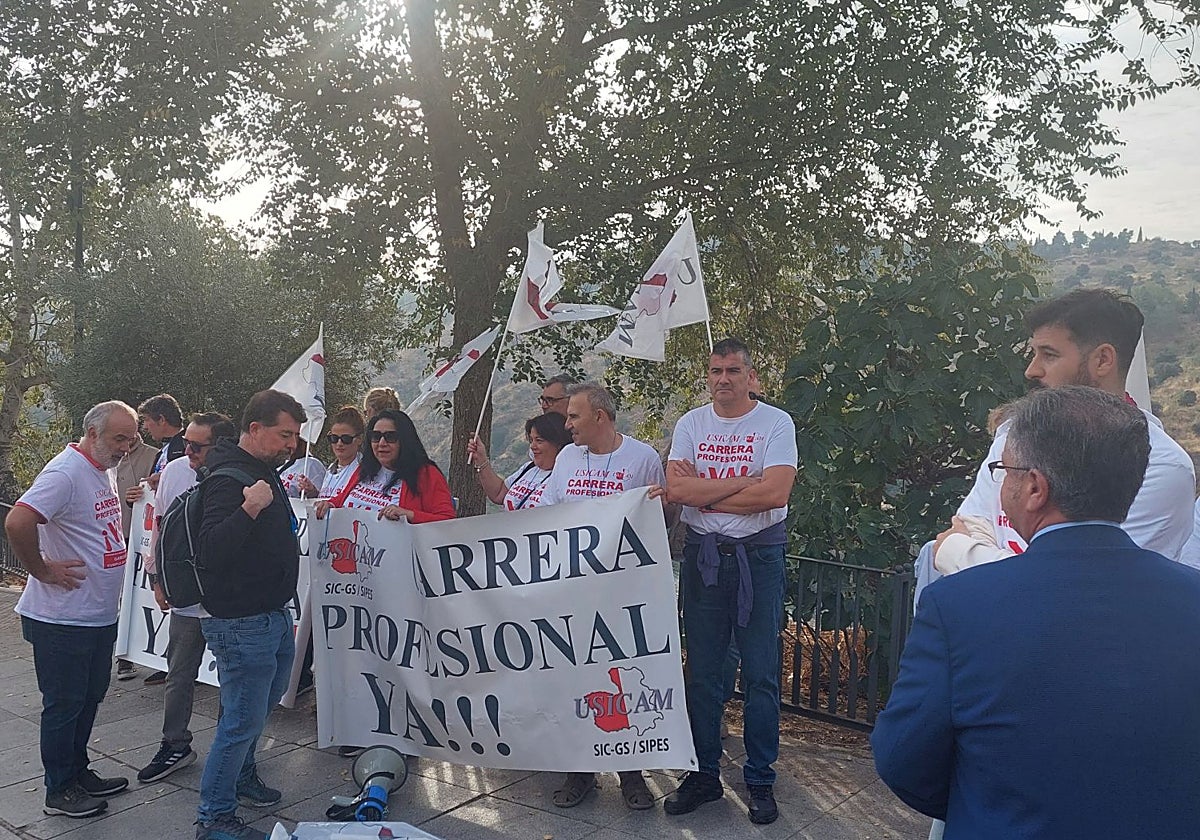 Profesionales sanitarios se han concentrado junto a las Cortes de Castilla-La Mancha