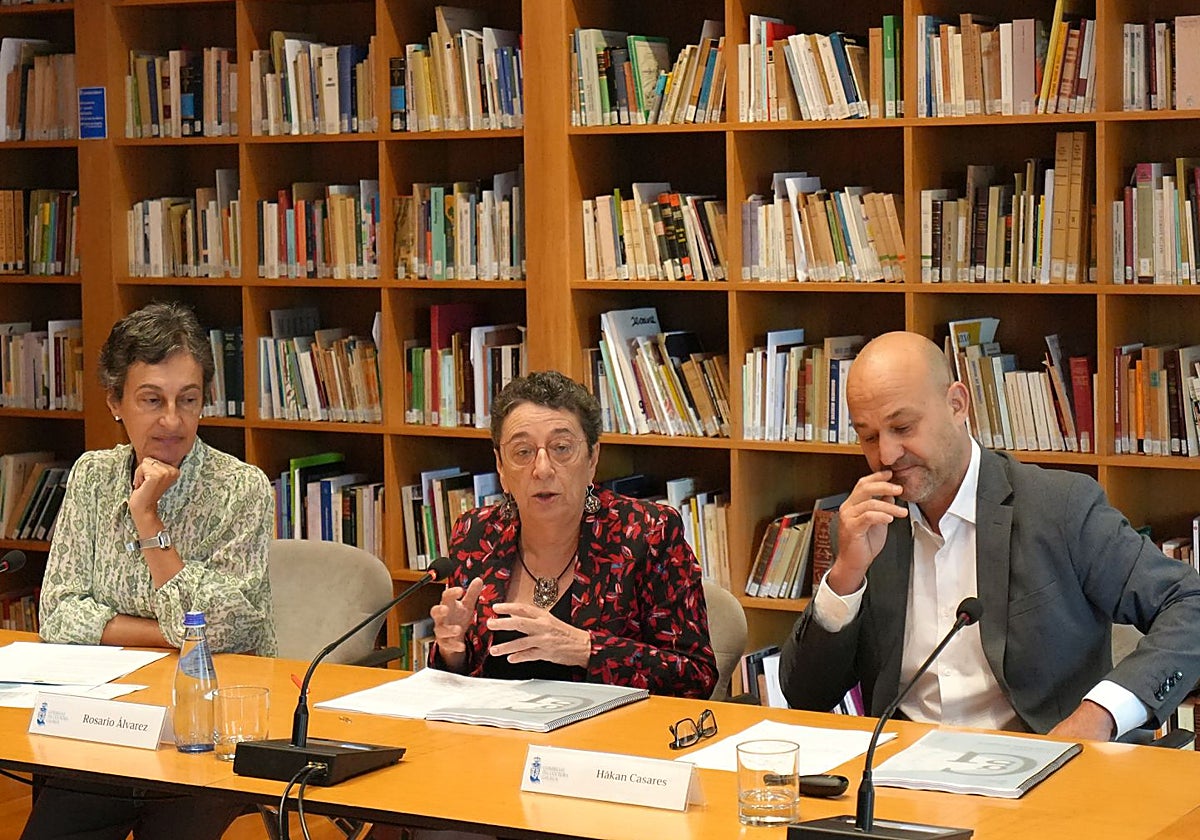 Dolores Vilavedra, Rosario Álvarez -presidenta del CCG- y Håkan Casares el jueves, en la presentación del informe, en Santiago