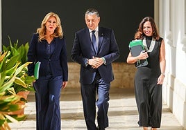 Juanma Moreno mantiene a Antonio Sanz en Sanidad y le imprime un sesgo más político a su Gobierno