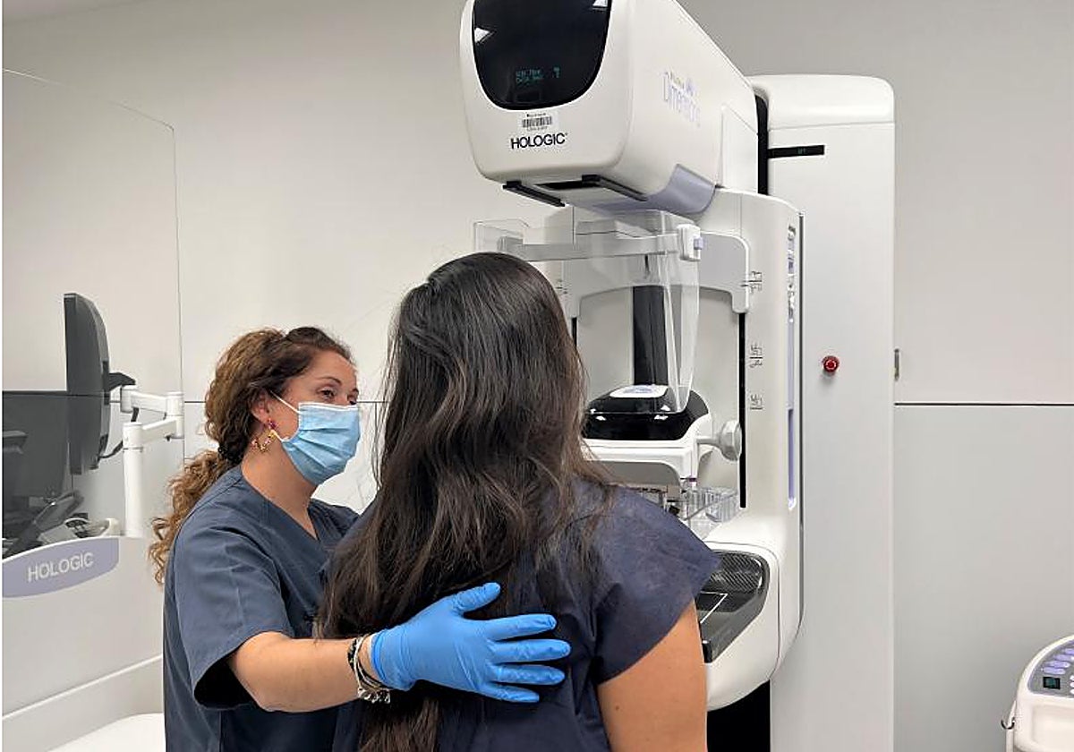 Una mujer se somete a una mamografía de cribado del cáncer de mama