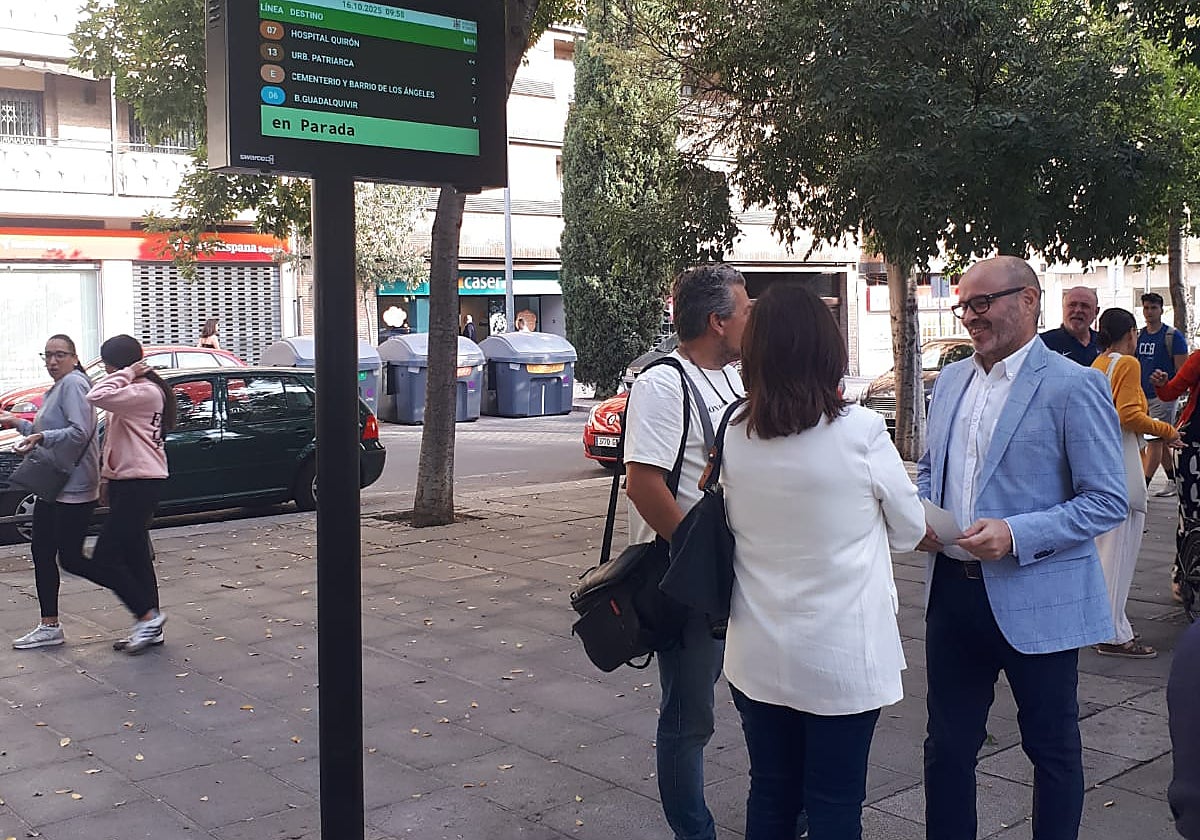 El presidente de Aucorsa, Bernardo Jordano, a la derecha, con el nuevo panel de Colón