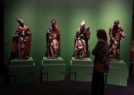 Imagen secundaria 1 - Las autoridades, frente al Cristo de las Injurias de la Catedral de Zamora. Debajo, tallas de los Doctores de la Iglesia Universal y una 'Inmaculada' de Diego Veláquez