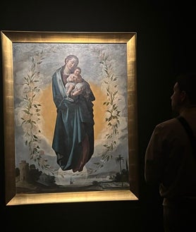 Imagen secundaria 2 - Las autoridades, frente al Cristo de las Injurias de la Catedral de Zamora. Debajo, tallas de los Doctores de la Iglesia Universal y una 'Inmaculada' de Diego Veláquez