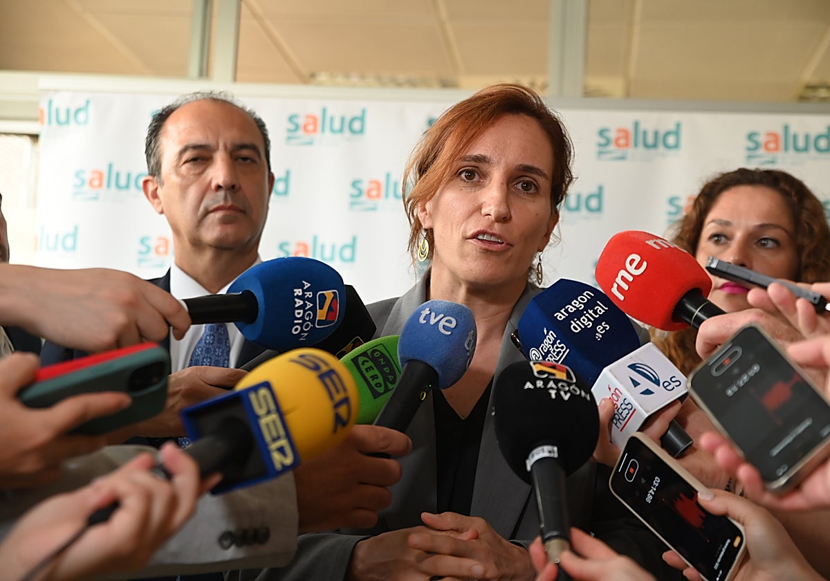 El consejero de Sanidad, junto a la ministra del ramo, en el Hospital Miguel Servet de Zaragoza