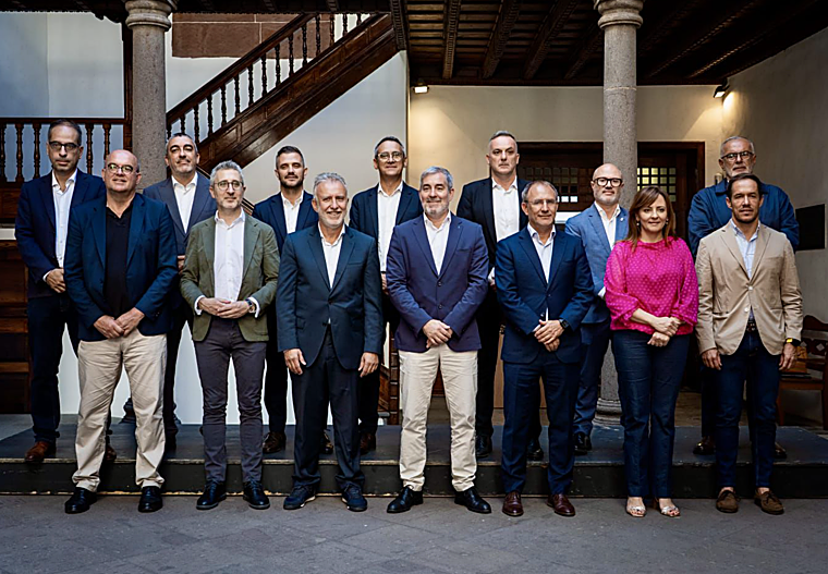 Foto de familia de la XIV Comisión Mixta para la reconstrucción de La Palma