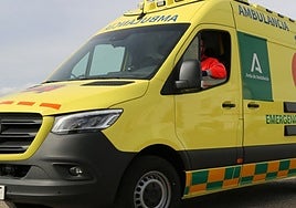 Muere una persona al chocar un turismo y un autobús en Isla Cristina