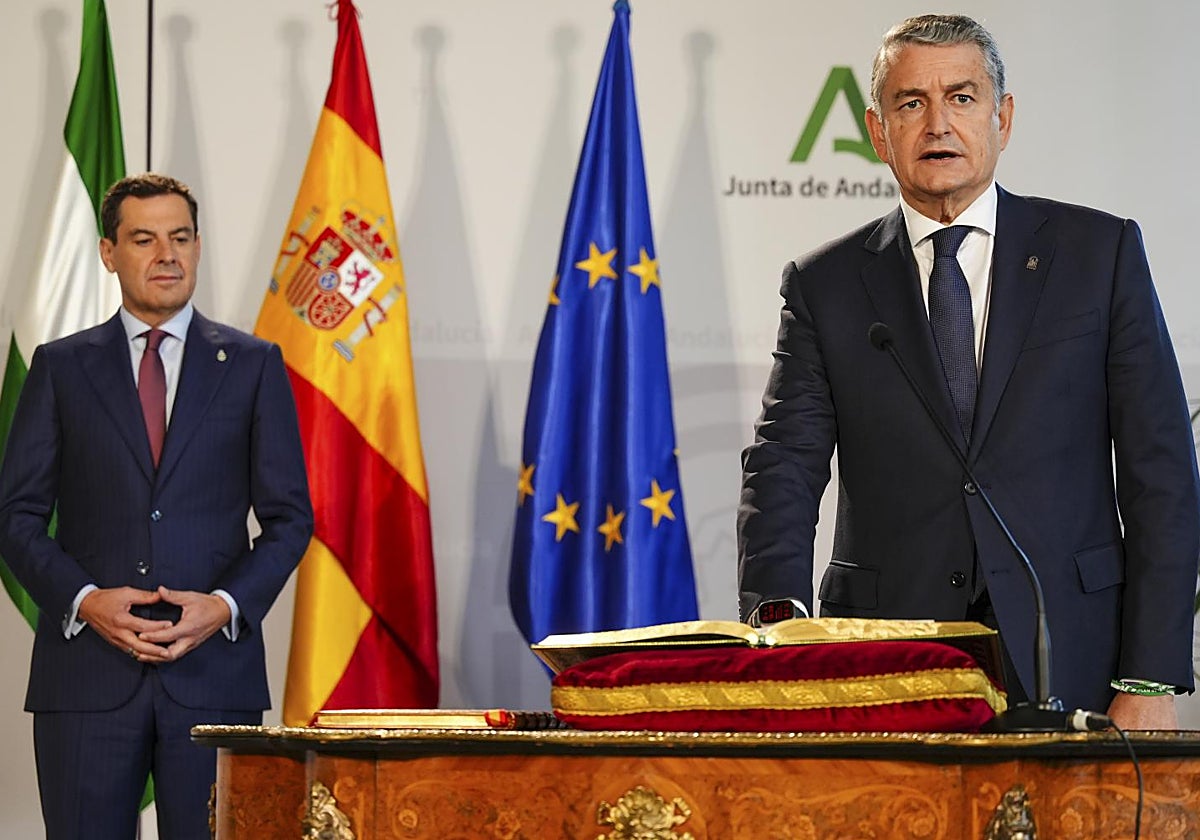 Antonio Sanz durante su toma de posesión con Juanma Moreno al fondo