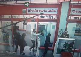 Los atracadores del MediaMarkt abandonaron los vehículos en un descampado de Yuncler