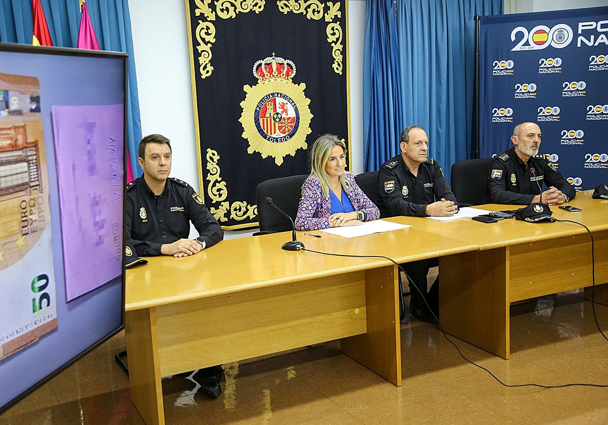 Milagros Tolón, acompañada del jefe superior de Policía, Francisco Herrero; el comisario provincial, Manuel Domínguez y el jefe de la brigada local de Policía Judicial de Talavera, Alejandro Cruz
