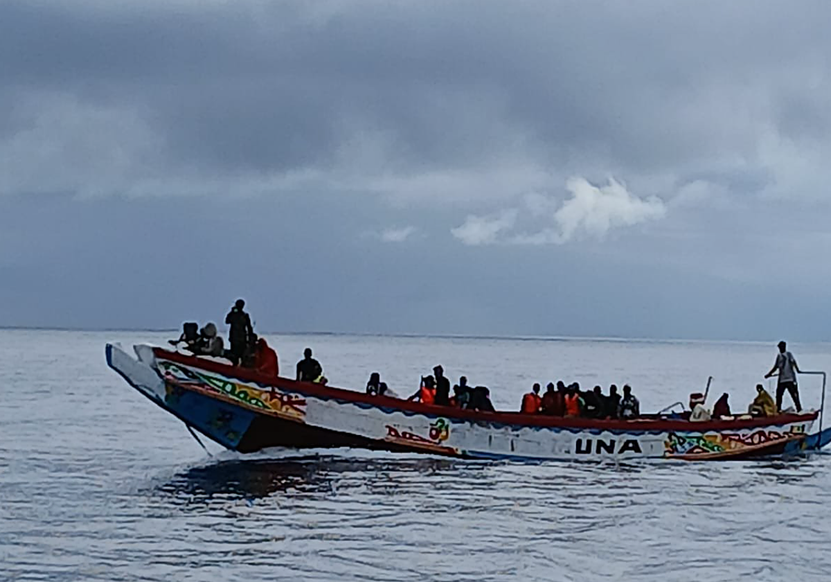 Cayuco localizado cuando navegaba muy cerca del sur de El Hierro
