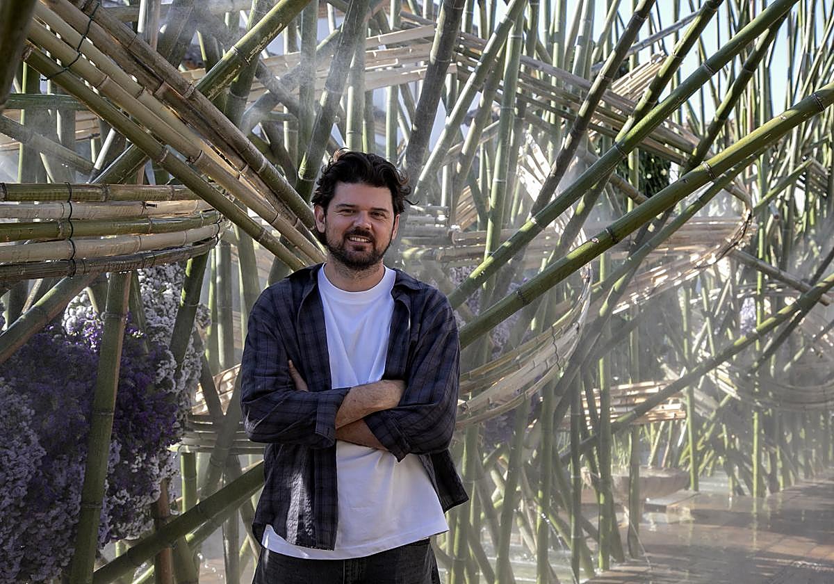 El brasileño Wagner Kreusch, ganador de Flora, posa ante su instalación Río Flotante