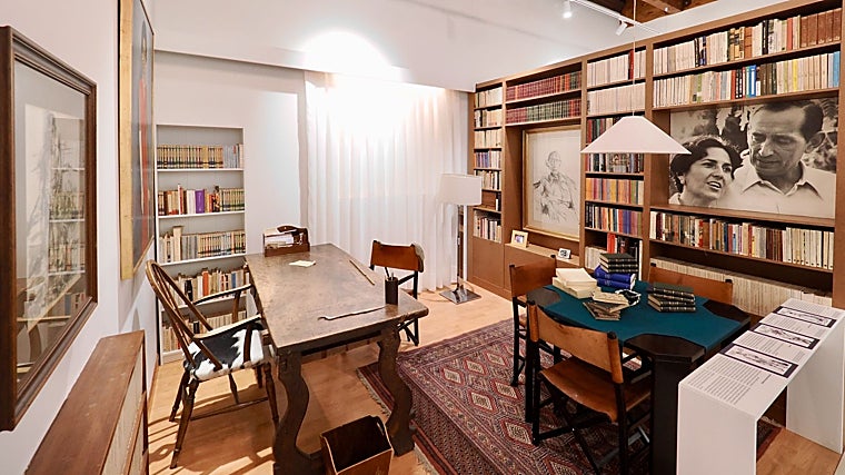 Su mecedora, su querida biblioteca, su austero dormitorio... así es la Casa Museo de Miguel Delibes