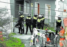 Rescatan a una mujer de 84 años de un caserío tras hallarla entre gatos muertos y basura