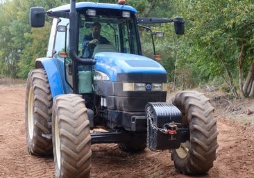 Y el líder de Vox en Aragón, a lo Abascal en Toranes, se puso a los mandos del tractor