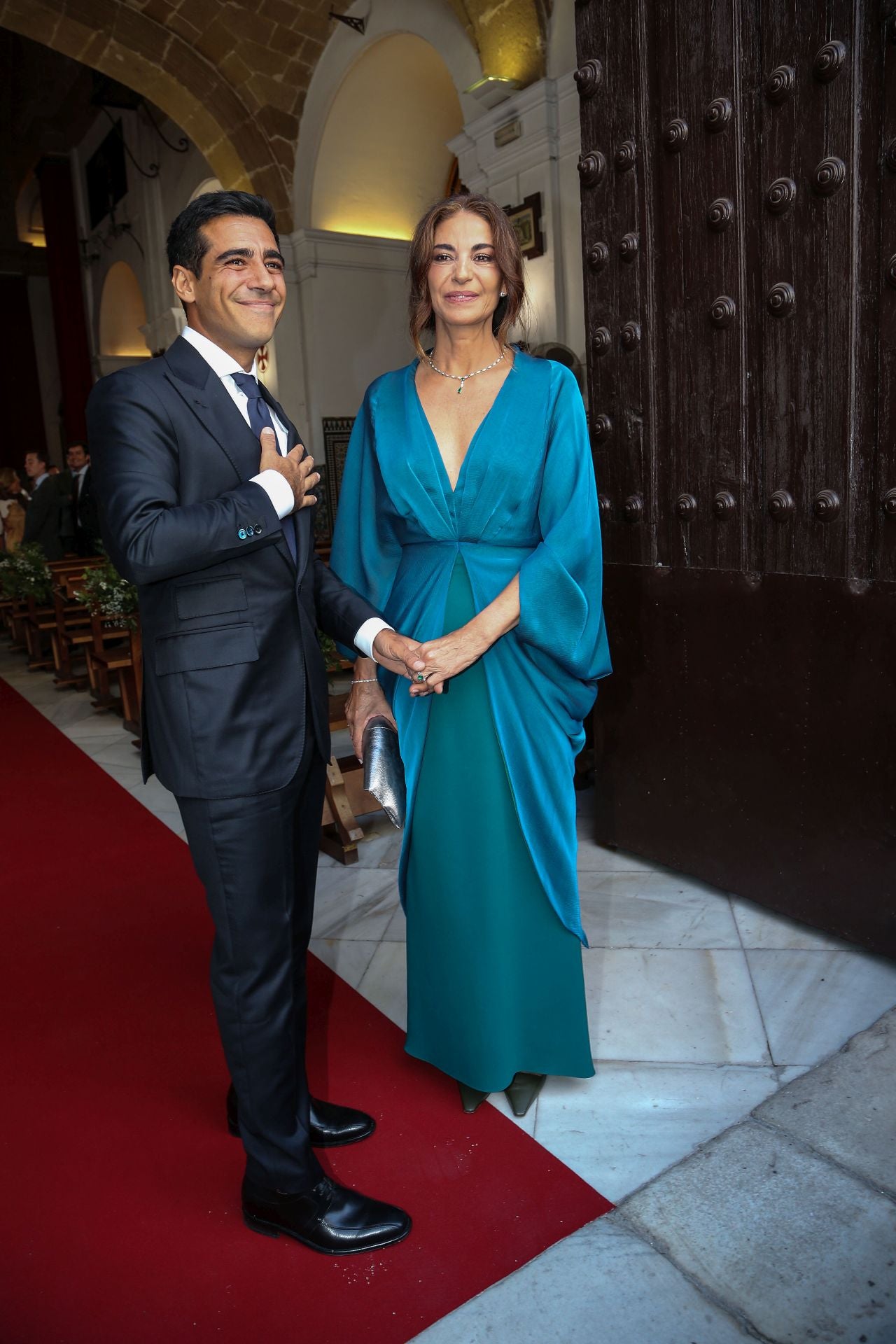 Alberto Herrera junto a su madre, Mariló Montero