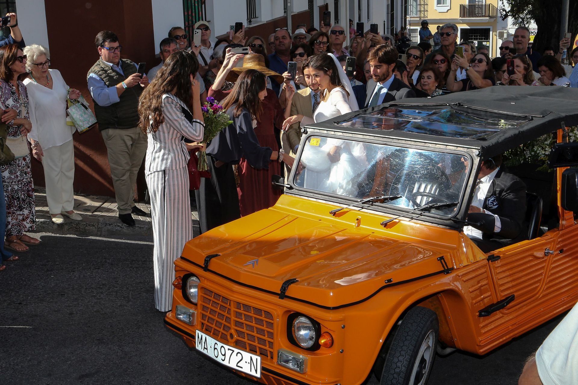 Llegada de la novia, Blanca Llandres, del brazo de su hermano Carlos