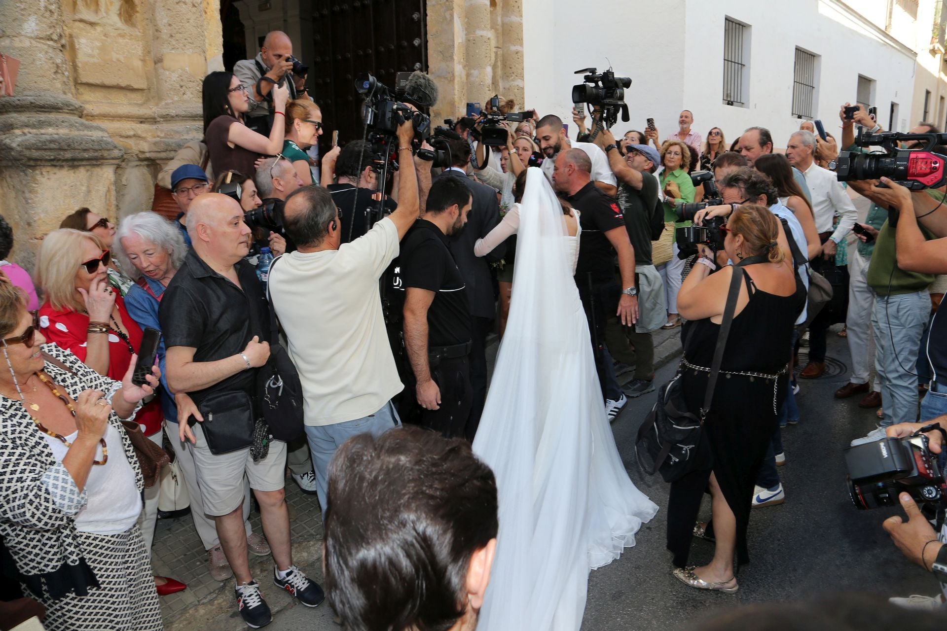 Mucha expectación a las puertas de la Iglesia de Santo Domingo