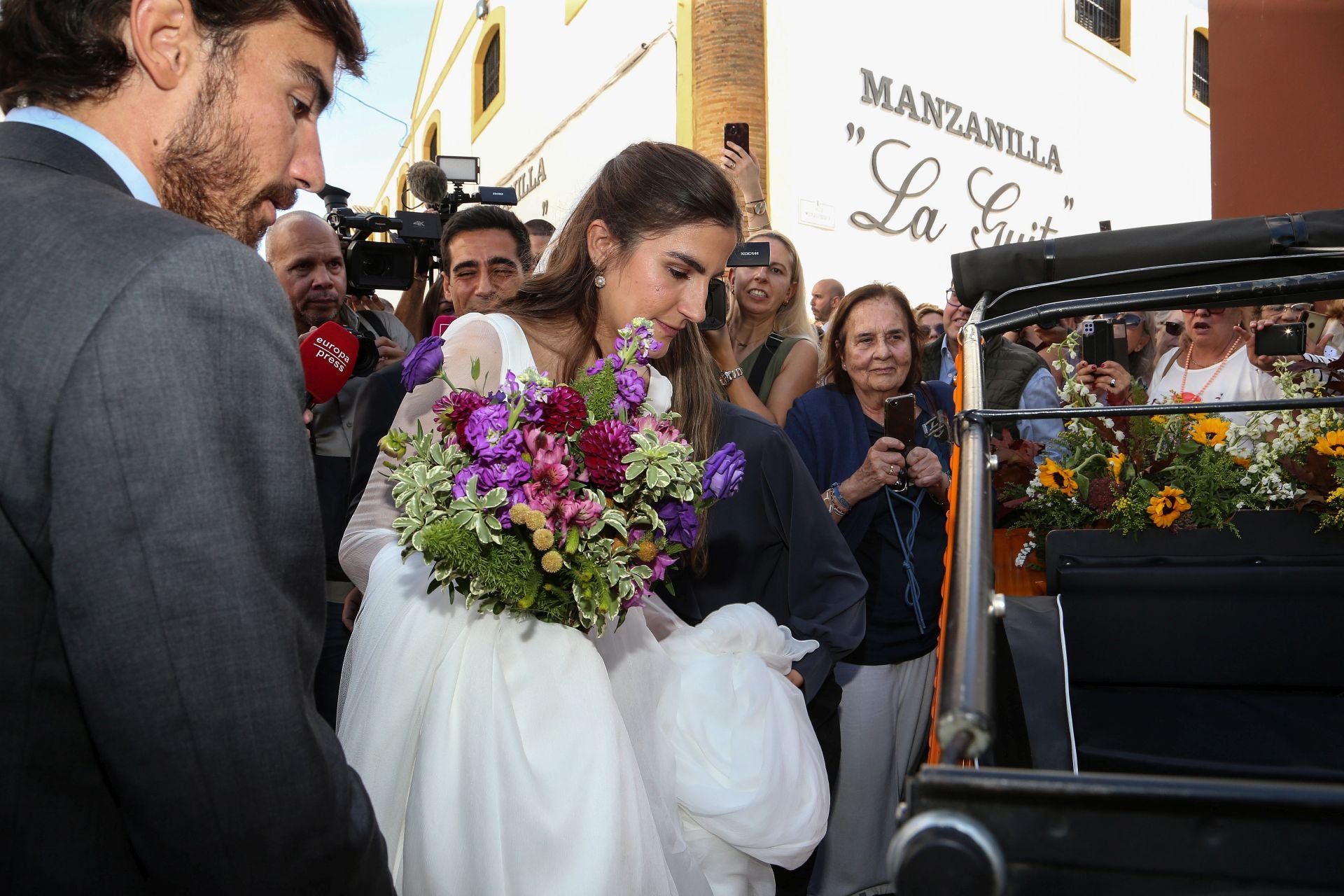 Los novios abandonan la iglesia en un vehículo descapotable, un Méhari, de color chillón.