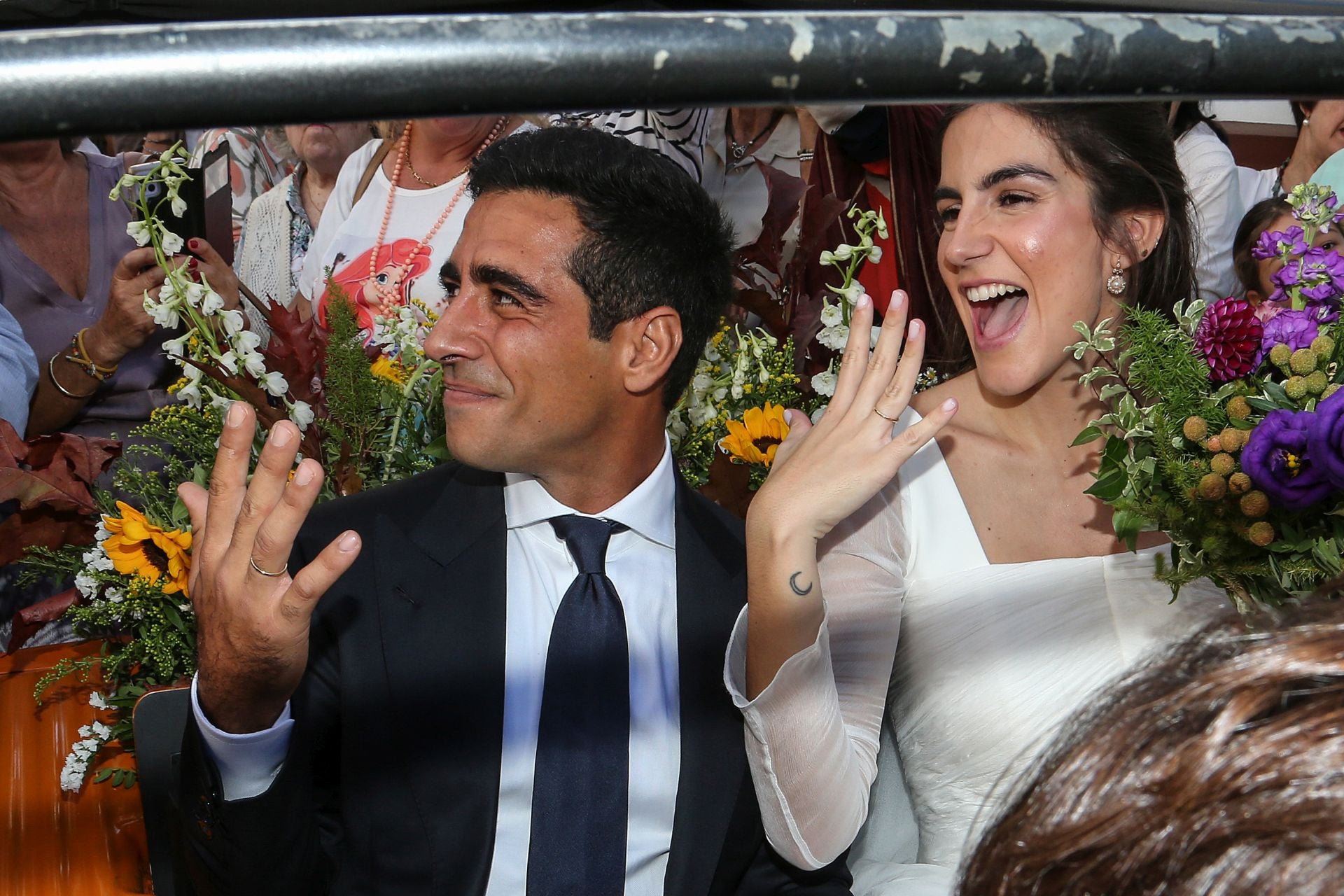 Los novios abandonan la iglesia en un vehículo descapotable, un Méhari, de color chillón.