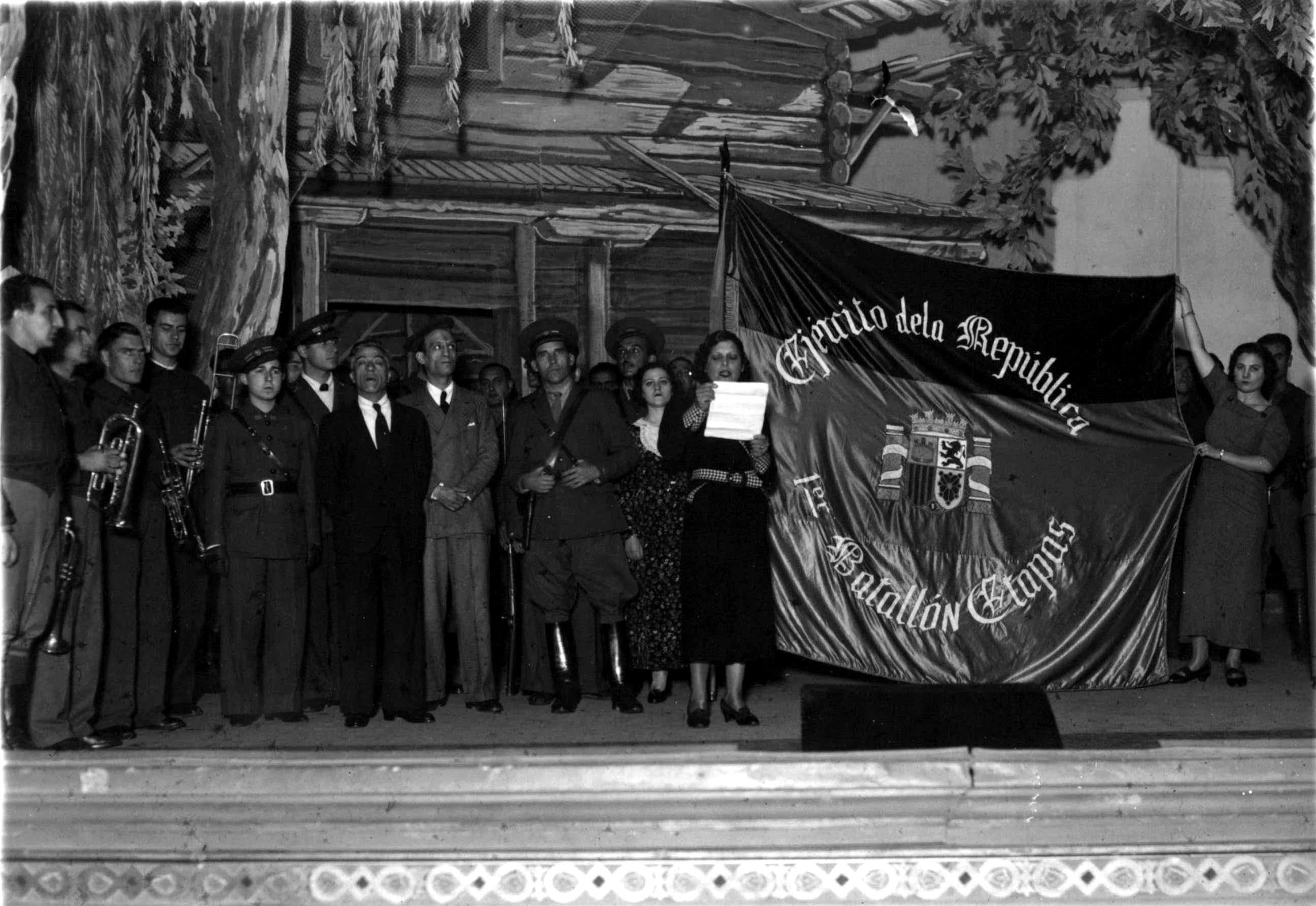 Entrega de una bandera del grupo Octubre Rojo, del Socorro Rojo Internacional, al primer batallón de etapas, celebrado en La Comedia en 1937 