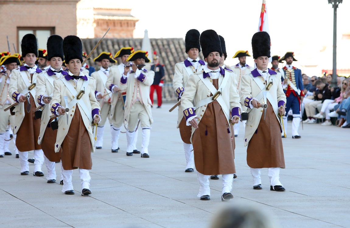Toledo rinde homenaje a su historia militar con el relevo de la Guardia en el Alcázar
