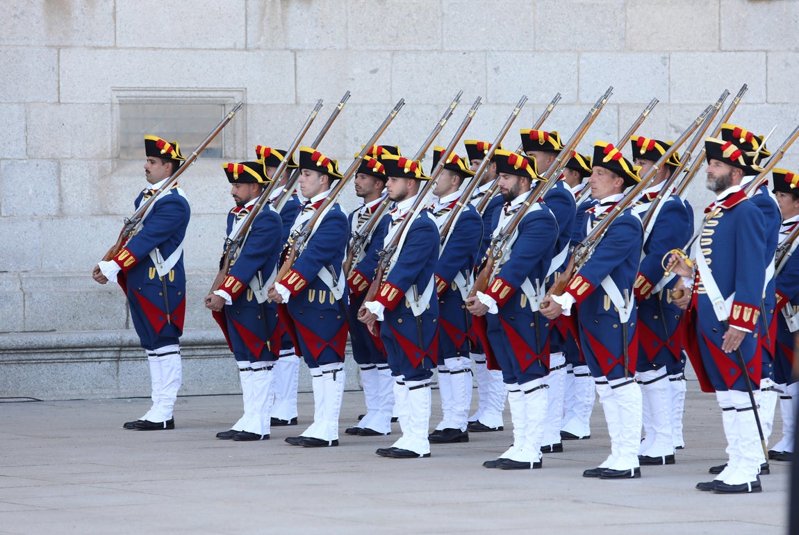 Toledo rinde homenaje a su historia militar con el relevo de la Guardia en el Alcázar